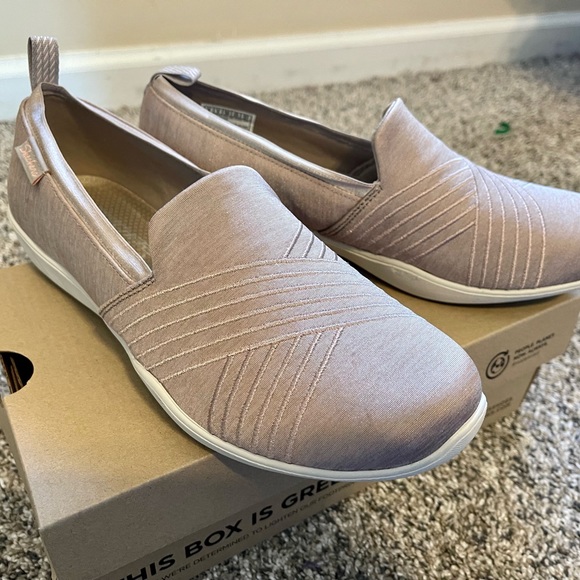 Like new! Skechers Memory Foam! - Picture 1 of 3